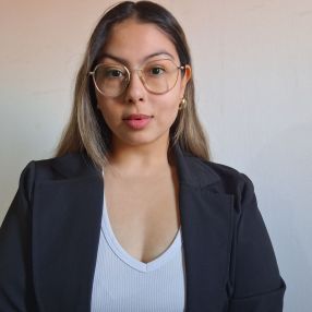 Lara Magali, Babysitter in General Fernandez Oro