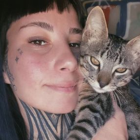 Abril, Niñera en Villa Elvira