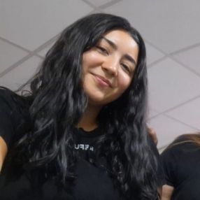 Abril Martina, Babysitter in Centenario 