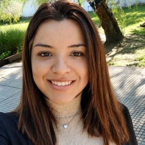 Violeta, Babysitter in Escobar