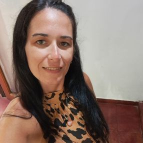 Sharon, Niñera en Roldán