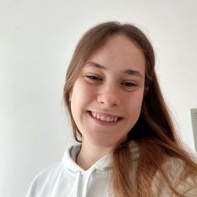 Maylen, Niñera en La Capital