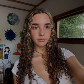 Catalina, Babysitter in Escobar