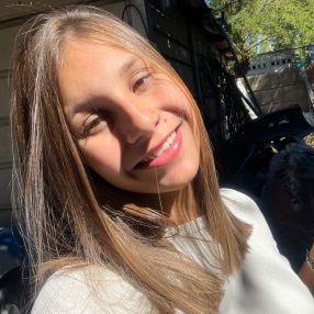 Abril, Babysitter in Las Flores