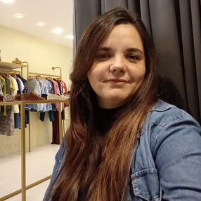 Valeria Soledad, Niñera en Villa España