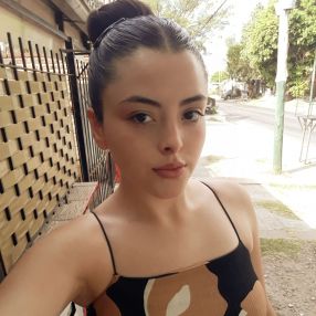 Abril, Babysitter in Malvinas Argentinas
