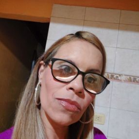 Lau, Babysitter in Los Hornos