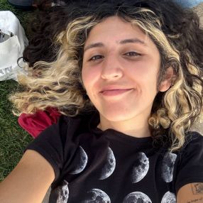 Denise, Babysitter in Junín