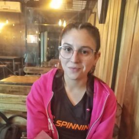 Shania Naomi, Niñera en San Vicente
