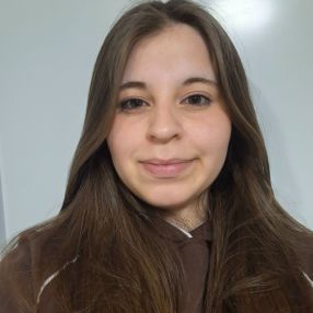 Avril Agustina, Niñera en Juana Koslay