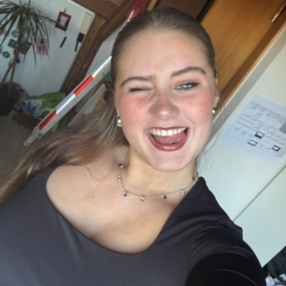 Camille, Babysitter in Torhout