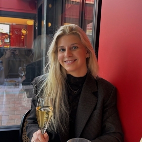 Cassandra, Babysitter in Genk