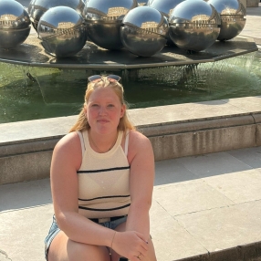 Bente, Babysitter à Damme