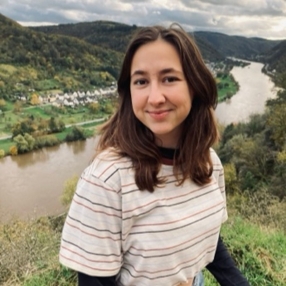 Lobke, Babysitter in Ronse