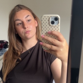 Esmé, Babysitter in Minderhout