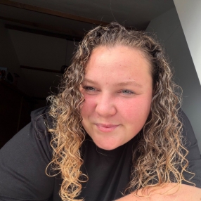 Axelle, Babysitter à Menen