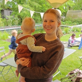 Line, Babysit in Damme
