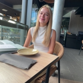Julie, Babysit in Maasmechelen