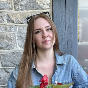 Ness, Babysitter à Binche