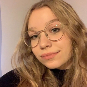 Evelien, Babysitter in Bilzen