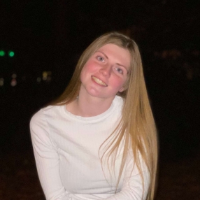 Delphine, Babysitter in Ronse