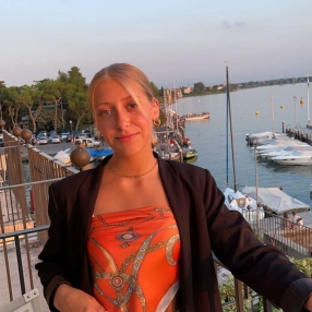 Aia, Babysitter à Kapellen