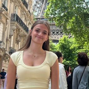 Tess, Babysitter à Beerse