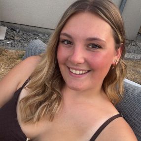 Léa, Babysitter à Hastière