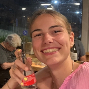 Lieze, Babysitter à Zedelgem
