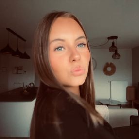 Eline, Babysitter à Les Bons Villers