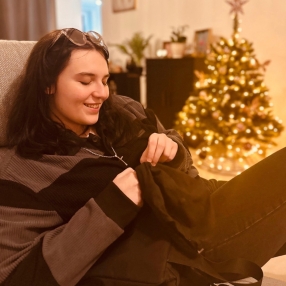 Alicia, Babysitter à Incourt