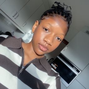 Oumou, Babysitter à Niel