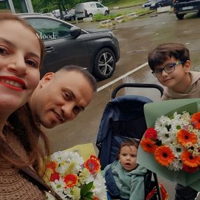 Aya, Gezin in Doornik