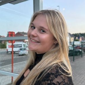 Yana, Babysit in Brakel