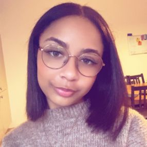 Eliona, Babysitter à Genappe