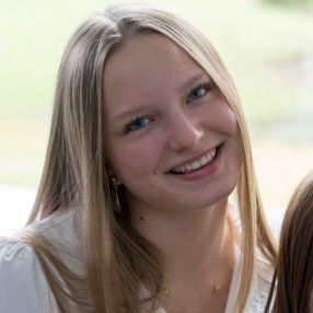 Viktoria, Babysitter à Nieuwerkerken