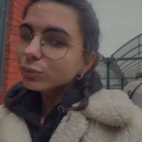 Cassandra, Babysitter à Charleroi