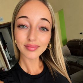 Laura, Babysitter à Dour