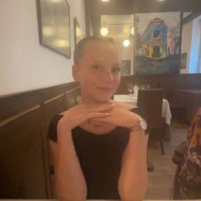 Lizzie, Babysitter à Brecht