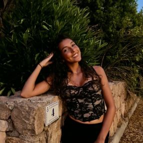 Laora, Babysitter à Farciennes