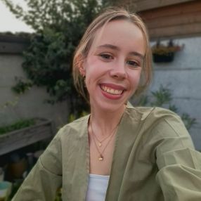 Lore, Babysitter à Wetteren