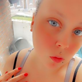 Melyna, Babysitter à Charleroi
