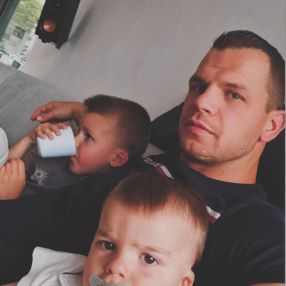 Jonas, Famille à Lede