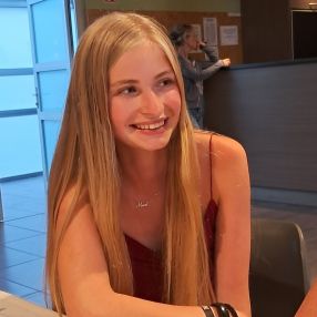 Merel, Babysitter in Bever