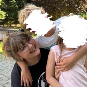 Emilia, Babysit in Frameries