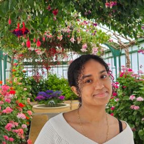 Jonaya, Babysitter à Ravels
