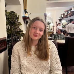 Noa, Babysitter à Ninove