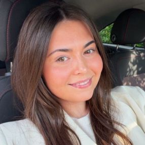 Iluna, Babysitter in Lochristi