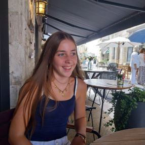 Lore, Babysitter à Wichelen