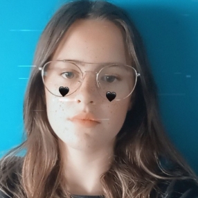Lara, Babysitter à Menen